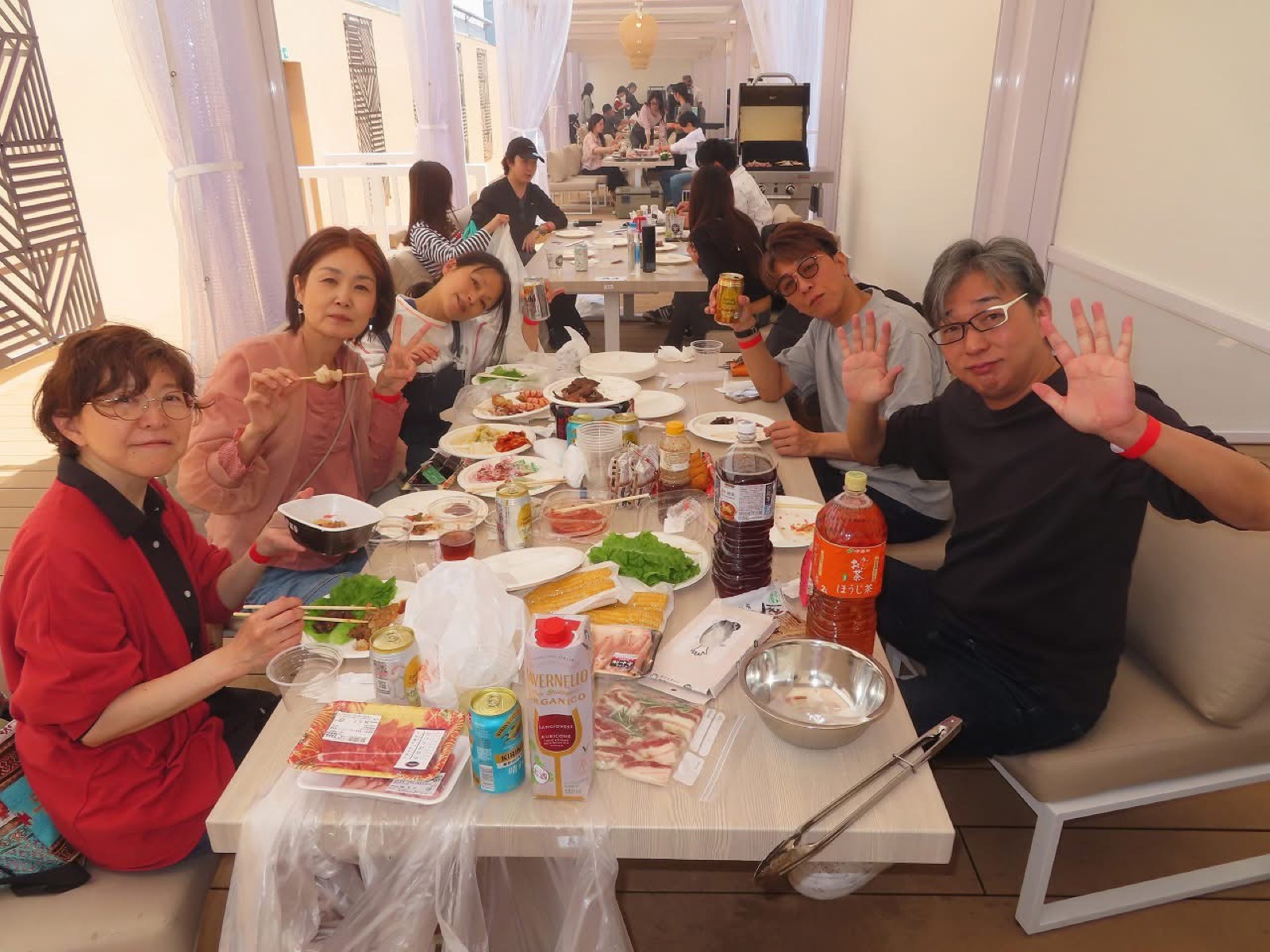 バーベキューを囲む食事会の様子