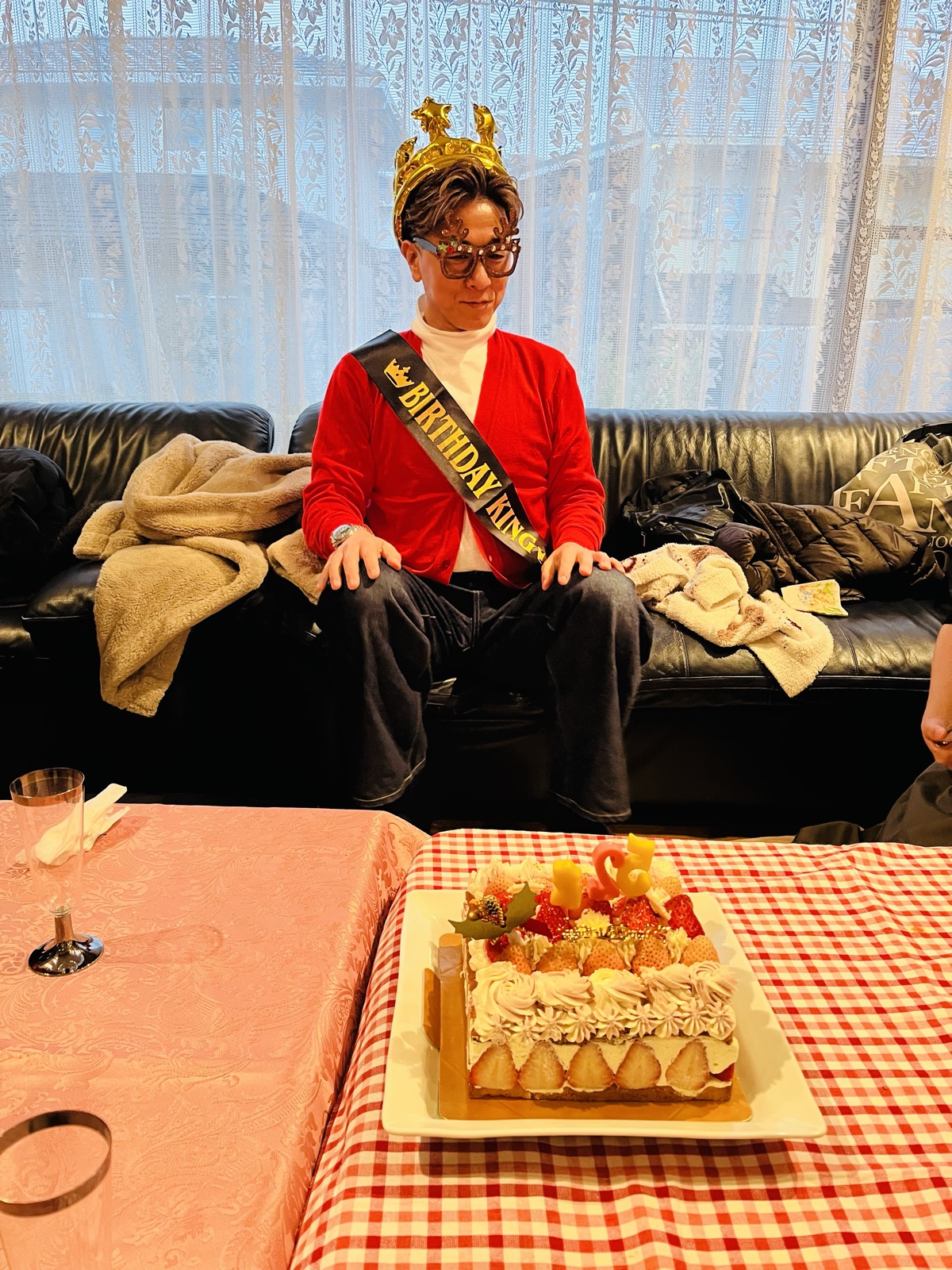 誕生日会でお祝いされる川島貴幸