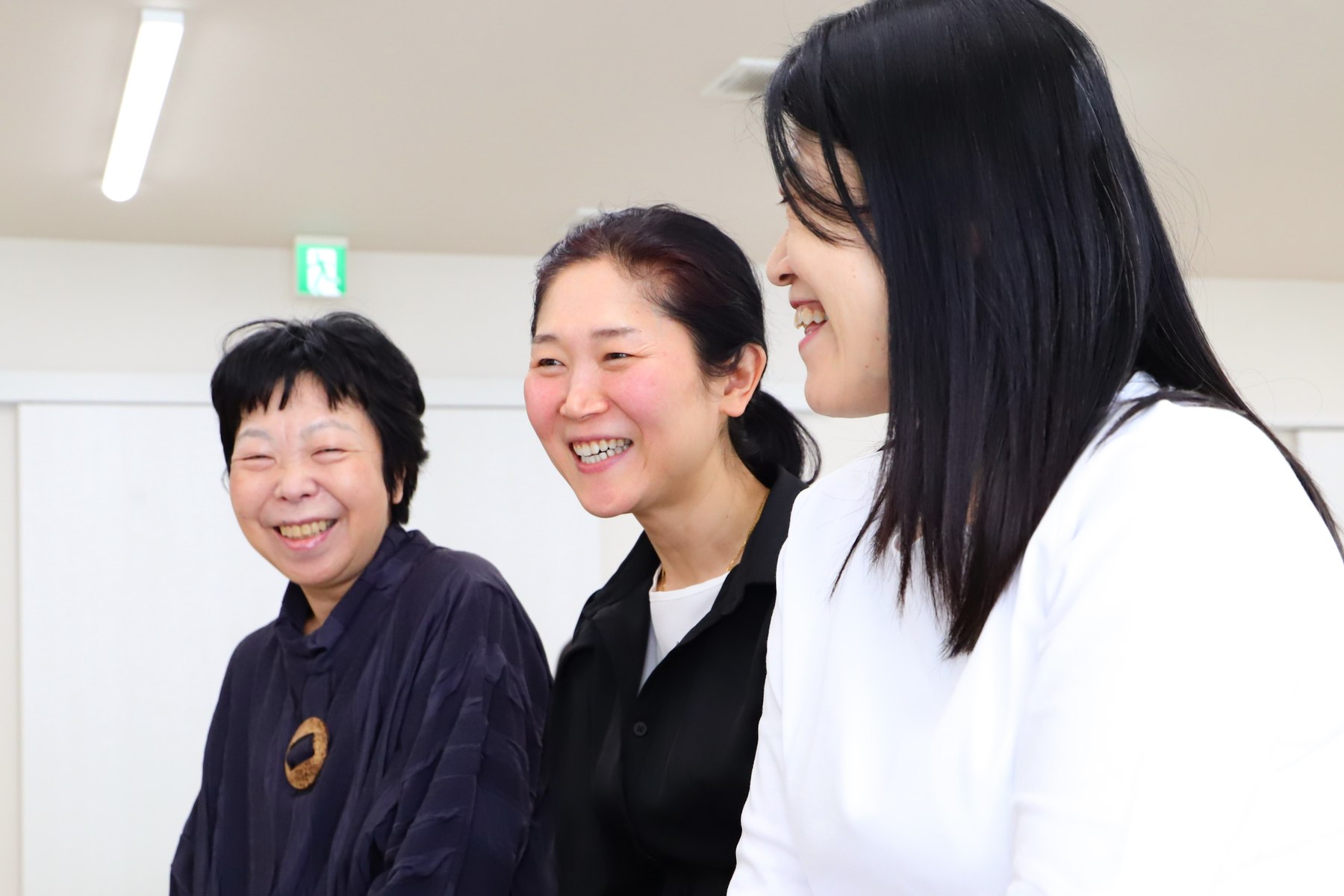 川島貴幸と受講生が笑顔で話す様子